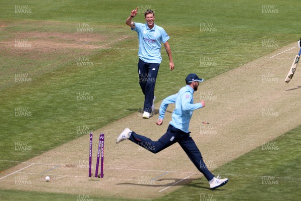 080721 - England v Pakistan - Royal London ODI - Brydon Carse celebrates as James Vince of England runs out Sohaib Maqsood