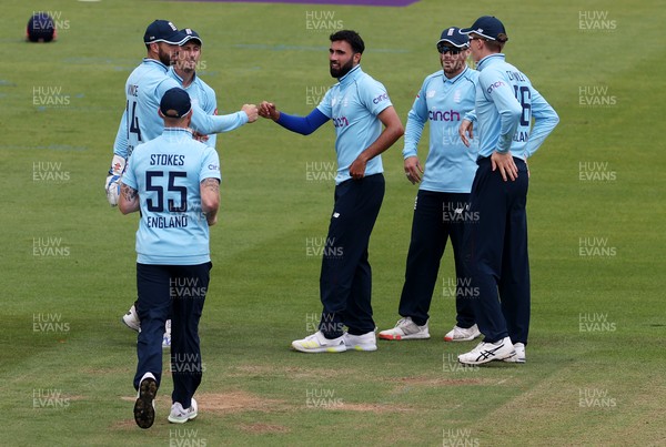 080721 - England v Pakistan - Royal London ODI - Saqib Mahmood of England celebrates with team mates after Faheem Ashraf is caught by John Simpson