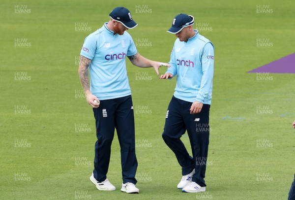 080721 - England v Pakistan - Royal London ODI - Ben Stokes looks on as Matthew Parkinson shows him his hand,