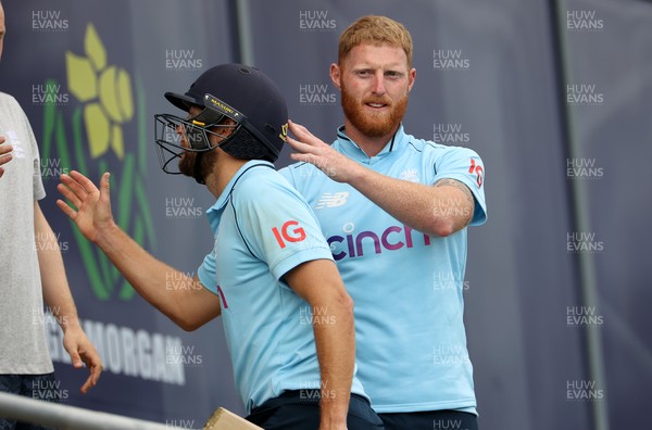 080721 - England v Pakistan - Royal London ODI - Captain Ben Stokes of England shakes hands with Dawid Malan at the end of the game