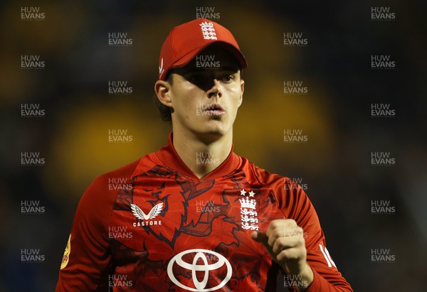 100925 - England v South Africa - 1st T20I - Jacob Bethell of England