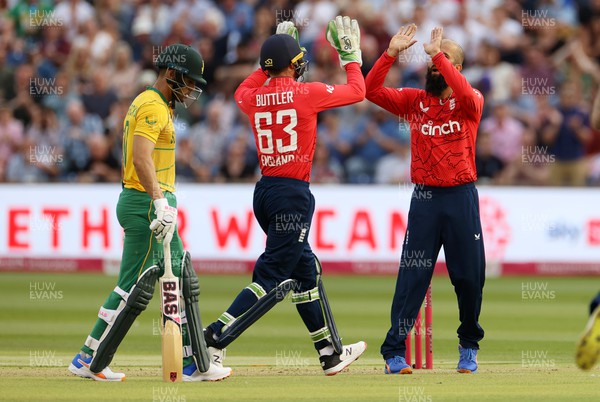 280722 - England v South Africa - IT20 - Moeen Ali of England celebrates with Joe Butler after Quinton de Kock is caught by Jason Roy