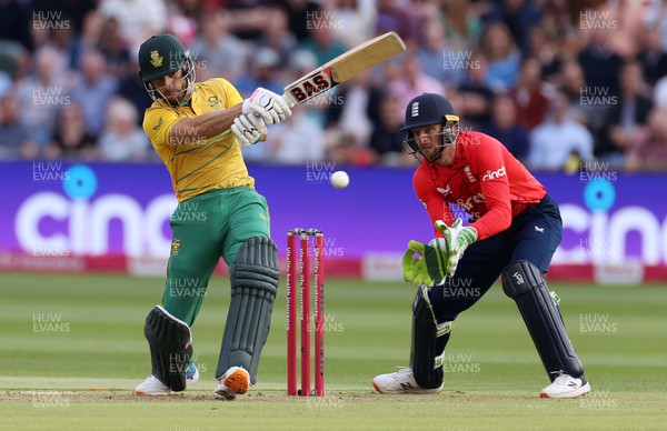 280722 - England v South Africa - IT20 - Reeza Hendricks of South Africa batting watched by wicketkeeper Joe Butler