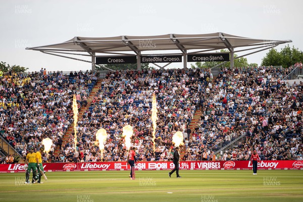 280722 - England v South Africa - IT20 - Flames in front of the full crowd