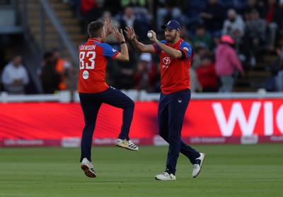 170926 - England v Sri Lanka - Men's Second International T20 - Liam Dawson celebrates with team mate Jamie Overton of England after taking the wicket of Lahiru Udara