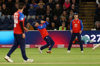 170926 - England v Sri Lanka - Men's Second International T20 - Liam Dawson of England catches the ball to dismiss Wanindu Hasaranga