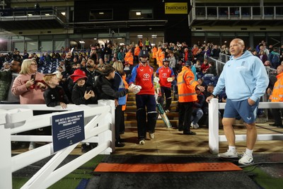 170926 - England v Sri Lanka - Men's Second International T20 - Aneurin Donald of England enters the field