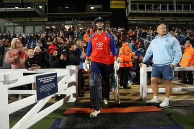 170926 - England v Sri Lanka - Men's Second International T20 - Aneurin Donald of England enters the field
