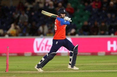 170926 - England v Sri Lanka - Men's Second International T20 - Aneurin Donald of England batting