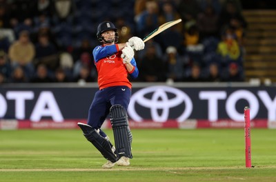 170926 - England v Sri Lanka - Men's Second International T20 - Aneurin Donald of England batting