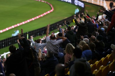 170926 - England v Sri Lanka - Men's Second International T20 - Fans at Sophia Gardens