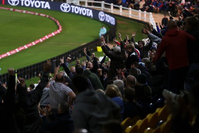 170926 - England v Sri Lanka - Men's Second International T20 - Fans at Sophia Gardens
