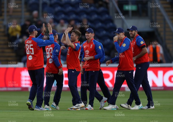 170926 - England v Sri Lanka - Men's Second International T20 - Liam Dawson celebrates with team mate Jamie Overton of England after taking the wicket of Lahiru Udara