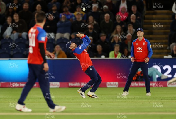 170926 - England v Sri Lanka - Men's Second International T20 - Liam Dawson of England catches the ball to dismiss Wanindu Hasaranga