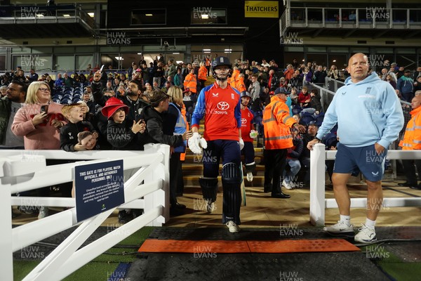 170926 - England v Sri Lanka - Men's Second International T20 - Aneurin Donald of England enters the field