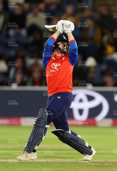 170926 - England v Sri Lanka - Men's Second International T20 - Aneurin Donald of England batting