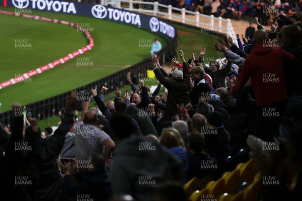 170926 - England v Sri Lanka - Men's Second International T20 - Fans at Sophia Gardens