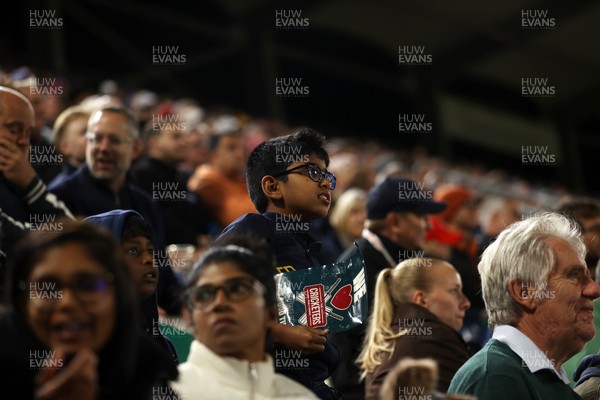 170926 - England v Sri Lanka - Men's Second International T20 - Fans at Sophia Gardens