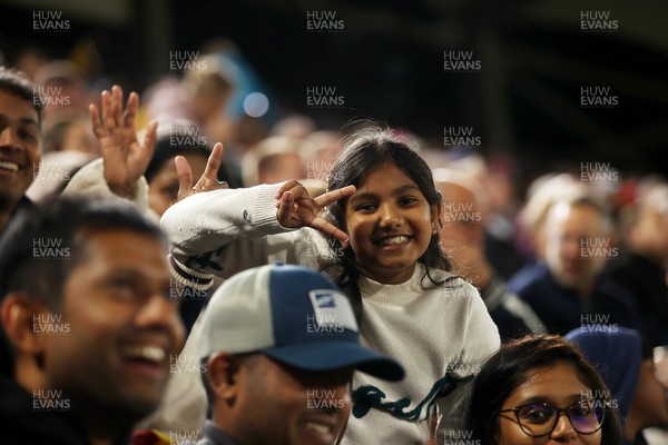 170926 - England v Sri Lanka - Men's Second International T20 - Fans at Sophia Gardens