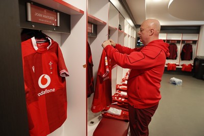 070226 - England v Wales - Guinness Six Nations - Wales dressing room before the game
