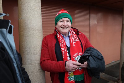 070226 - England v Wales - Guinness Six Nations - Fans outside the stadium