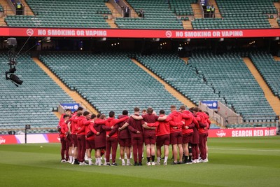 070226 - England v Wales - Guinness Six Nations - Wales team huddle