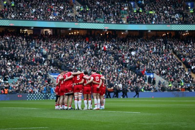 070226 - England v Wales - Guinness Six Nations - Wales team huddle