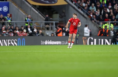 070226 - England v Wales - Guinness Six Nations - Dan Edwards of Wales 