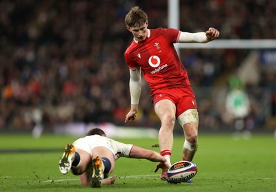 070226 - England v Wales - Guinness Six Nations - Ellis Mee of Wales is challenged by Fraser Dingwall of England 