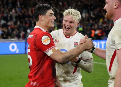 070226 - England v Wales - Guinness Six Nations - Louis Rees-Zammit of Wales and Henry Pollock of England 