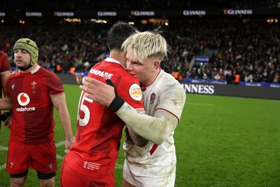 070226 - England v Wales - Guinness Six Nations - Louis Rees-Zammit of Wales and Henry Pollock of England 