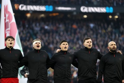 070226 - England v Wales - Guinness Six Nations - Wales sing the anthem