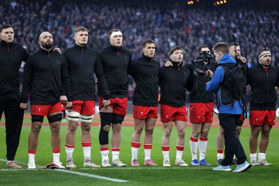 070226 - England v Wales - Guinness Six Nations - Wales sing the anthem