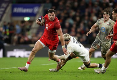 070226 - England v Wales - Guinness Six Nations - Mason Grady of Wales is challenged by Henry Pollock of England 