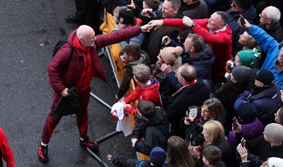 070226 - England v Wales, 2026 Guinness Six Nations - Wales head coach Steve Tandy and greets a supporter as the Wales team arrive at the Allianz Stadium ahead of the match