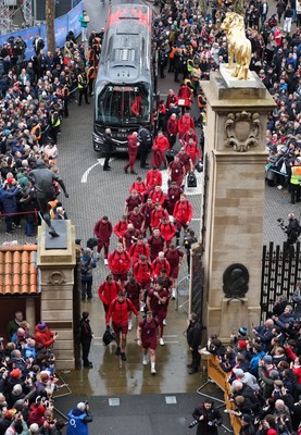 070226 - England v Wales, 2026 Guinness Six Nations - Wales captain Dewi Lake leads the Wales team as they arrive at the Allianz Stadium ahead of the match