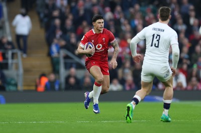 070226 - England v Wales, 2026 Guinness Six Nations - Louis Rees-Zammit of Wales takes on Tommy Freeman of England
