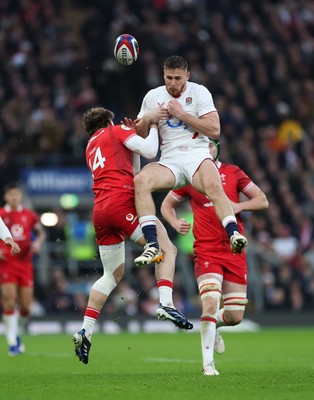 070226 - England v Wales, 2026 Guinness Six Nations - Freddie Steward of England and Ellis Mee of Wales compete for the ball