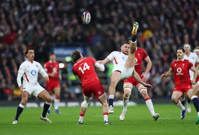 070226 - England v Wales, 2026 Guinness Six Nations - Freddie Steward of England and Ellis Mee of Wales compete for the ball
