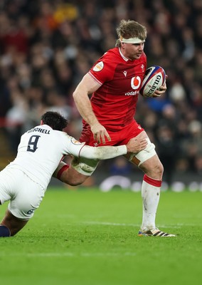 070226 - England v Wales, 2026 Guinness Six Nations - Aaron Wainwright of Wales takes on Alex Mitchell of England