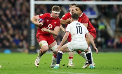 070226 - England v Wales, 2026 Guinness Six Nations - Aaron Wainwright of Wales takes on George Ford of England