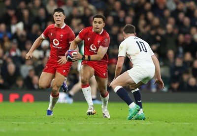 070226 - England v Wales, 2026 Guinness Six Nations - Ben Thomas of Wales sets up an attack