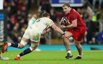 070226 - England v Wales, 2026 Guinness Six Nations - Archie Griffin of Wales takes on Ollie Chessum of England