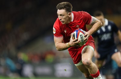 070226 - England v Wales, 2026 Guinness Six Nations - Josh Adams of Wales dives in to score try