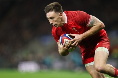070226 - England v Wales, 2026 Guinness Six Nations - Josh Adams of Wales dives in to score try
