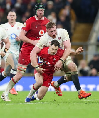 070226 - England v Wales, 2026 Guinness Six Nations - Tomos Williams of Wales is tackled by Ollie Chessum of England