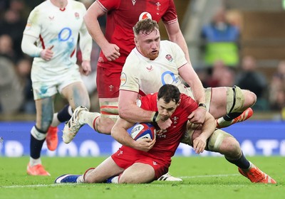 070226 - England v Wales, 2026 Guinness Six Nations - Tomos Williams of Wales is tackled by Ollie Chessum of England