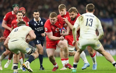 070226 - England v Wales, 2026 Guinness Six Nations - Rhys Carre of Wales takes on Guy Pepper of England and Tommy Freeman of England