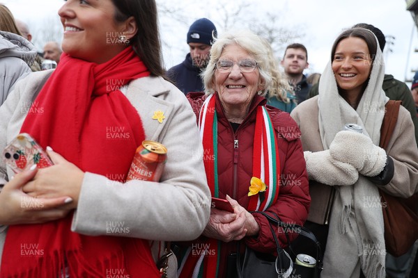 070226 - England v Wales - Guinness Six Nations - Fans outside the stadium