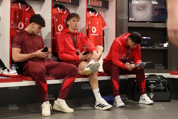 070226 - England v Wales - Guinness Six Nations - Eddie James, Ellis Mee and Louis Rees-Zammit of Wales in the changing rooms before the game